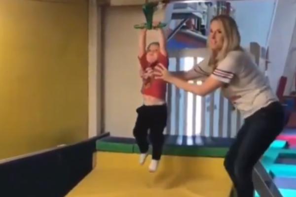 MAMICA JE HTELA DA ZABAVI SVOJU BEBICU DOK ČEKAJU TATU: Mališan ovoj ženi više neće dati ni da ga pipne! (VIDEO)