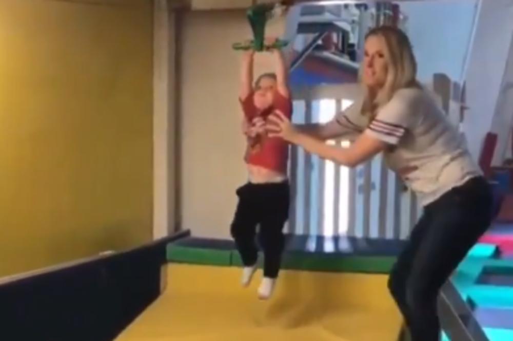 MAMICA JE HTELA DA ZABAVI SVOJU BEBICU DOK ČEKAJU TATU: Mališan ovoj ženi više neće dati ni da ga pipne! (VIDEO)