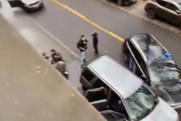 POGLEDAJTE MOMENAT HAPŠENJA MONSTRUMA KOJI JE GAZIO LJUDE! Namerno je krivudao i JURIO IH PO TROTOARU! (VIDEO)