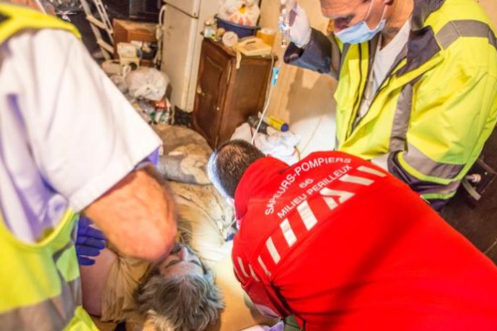 NAJDEBLJEG ČOVEKA IKAD VIĐENOG KRANOM IZVLAČILI DA GA OPERIŠU: Ima 300 kg, život proveo zbog debljine NA PATOSU!