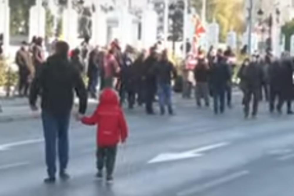 SKOPLJE U HAOSU! Evo šta su građani protesta uradili sa ZGRADOM VLADE! (VIDEO)