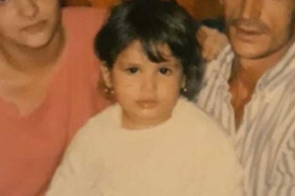 POZNATA KAO SKANDAL MAJSTOR, TUKLA KOLEGINICU SA ESTRADE, MEDENA NA SLICI DEVOJČICA! A danas, šokiraćete se! (FOTO)