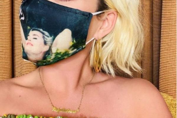 UMIRU JOJ OD SMEHA, NIJE MOGLO GORE! Pevačica izgleda kao POKRETNA JELKA! Šta joj bi da se OVAKO OBUČE? (FOTO)