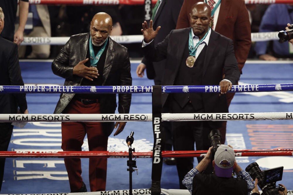 Majk Tajson, Ivander Holifild