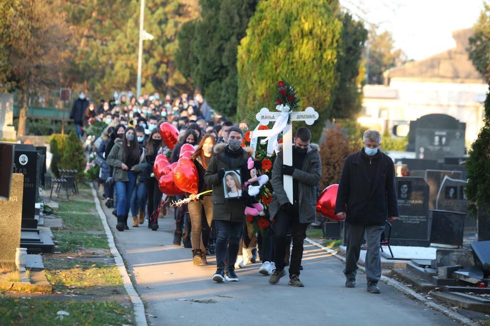DA SRCE STANE! Tačno u 15:15 Minjini drugari su na sahrani uradili nešto mnogo potresno, SAMO KAMEN NIJE ZAPLAKAO