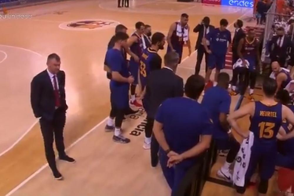 NEMAM ŠTA DA VAM KAŽEM: Najčudniji tajm-aut ikada, frustrirani Jasikevičijus se sklonio od igrača i ćutao!