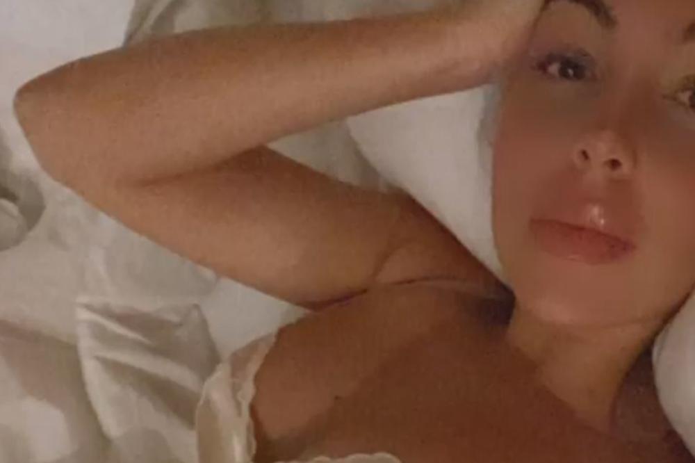 REČIMA GOSPODINA POPARE: MMMM, BEBO! Pokazala šta ume s guzom, pa slika u čipkastom bodiju iz kreveta!