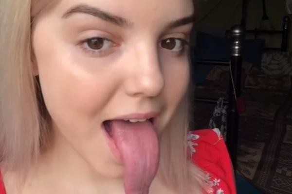 OVO JE RADMILA, DEVOJKA SA NAJDUŽIM JEZIKOM IKAD VIĐENIM: Toliko je dugačak da ga KORISTI UMESTO RUKE (VIDEO)