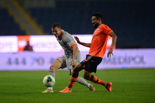 SUDBINA GA NA PUT ŠALJE: Nekada je igrao za Arsenal i Siti, sada će 'leba deliti sa Miroslavom Stevanovićem!