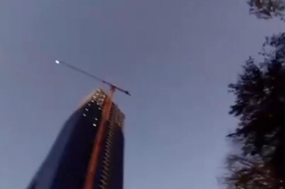 LUDILO! MLADIĆ SKOČIO S NAJVIŠE ZGRADE U BEOGRADU: Pogledajte kako je leteo padobranom! (VIDEO/FOTO)