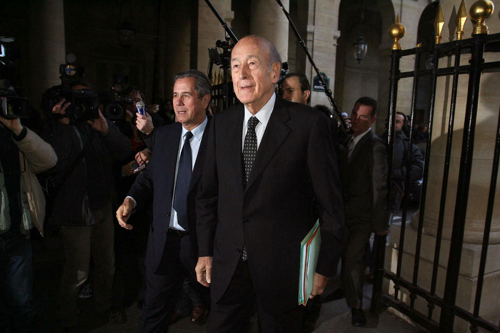 KORONA UBILA NAJPOZNATIJEG FRANCUSKOG POLITIČARA! Pariz, Marsej, Lion i Nant se opraštaju od bivšeg PREDSEDNIKA