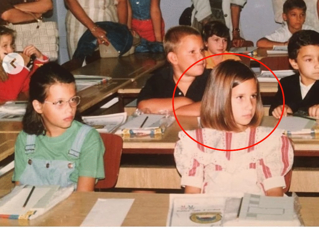 U ŠKOLI JE BILA UZORAN ĐAK, A SAD SE SLIKA U PROVOKATIVNIM IZDANJIMA: Cela Srbija uglas peva njene HITOVE! (FOTO)