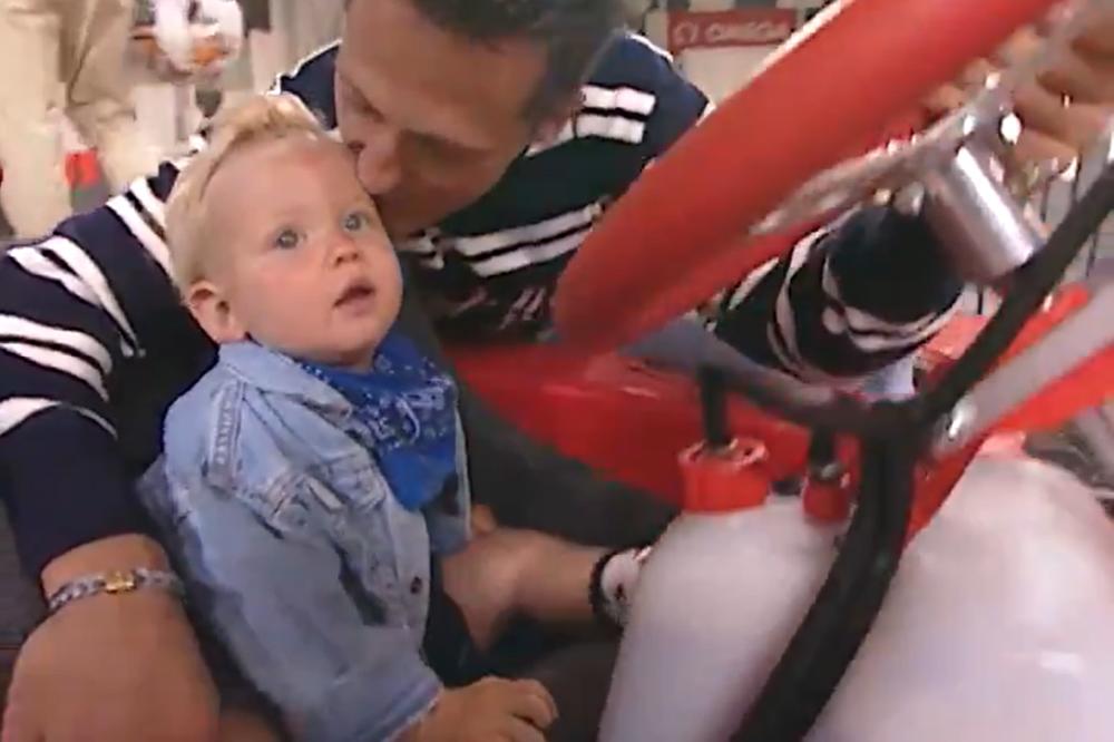 SNIMAK KOJI DIRA PRAVO U SRCE: Presrećni Mihael Šumaher sa sinom Mikom pre 20 godina, u bolidu! (VIDEO)