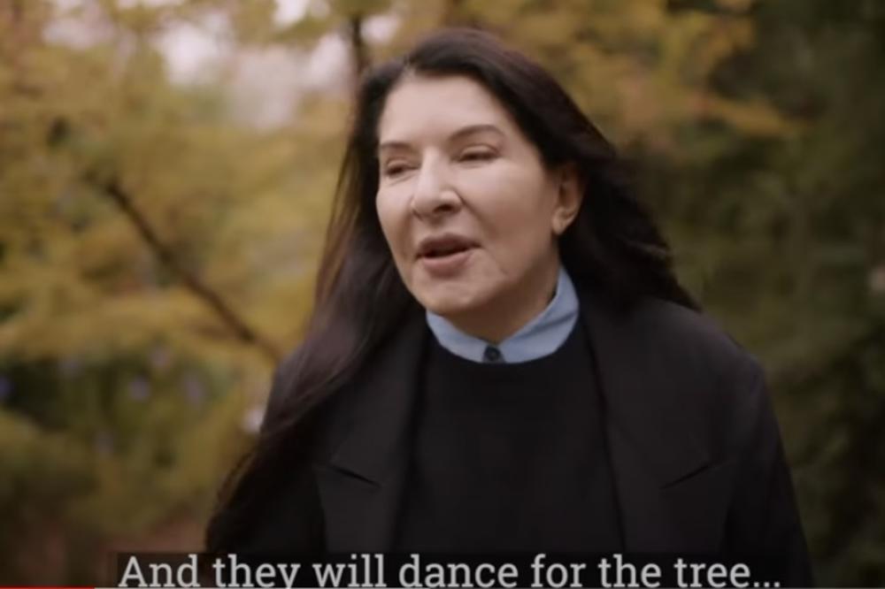 AKO STE POD STRESOM NAĐITE LEPO DRVO, ZAGRLITE GA I KUKAJTE: Marina Abramović SNIMILA upustvo za GRLJENJE DRVEĆA