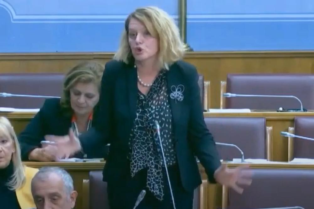 TEATRALNI, KOČOPERNI LIKU, ZALJUBLJEN SI U... Skandal u Skupštini Crne Gore, ovo je žena koja HISTERIŠE na Dritana