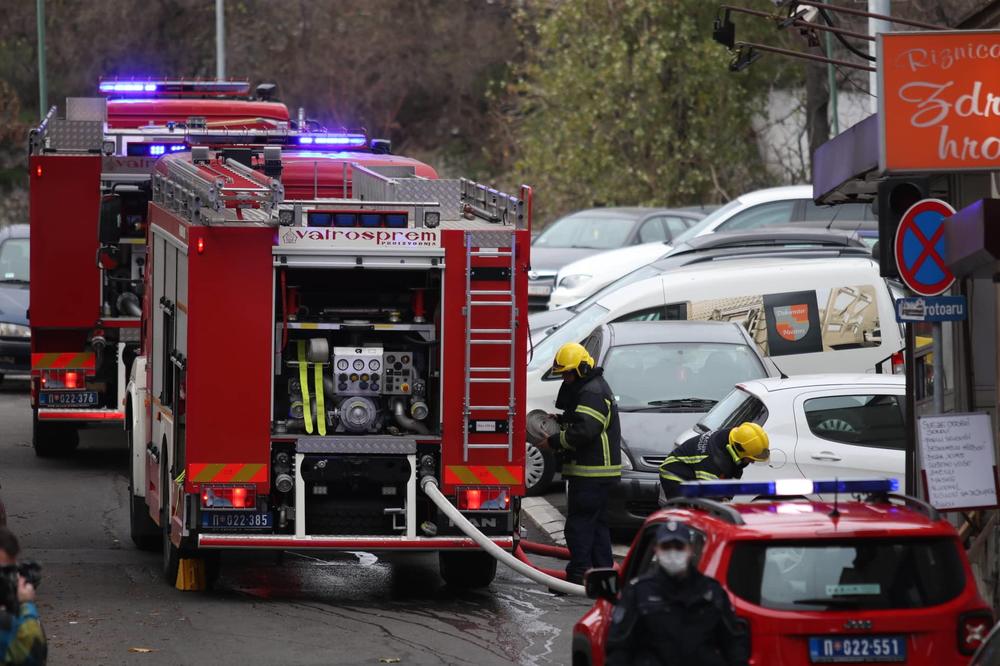 UŽAS U CENTRU GRADA! Muškarac podleteo pod vozilo u Karađorđevoj, izvukli ga vatrogasci