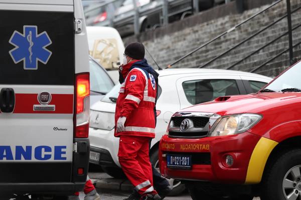 TEŠKA saobraćajna nesreća u Beogradu: Sudarili se motor i automobil, motociklista u besvesnom stanju