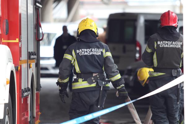 TEŽAK UDES KOD OBRENOVCA: Vatrogasci sekli auto da izvuku vozača! (FOTO)