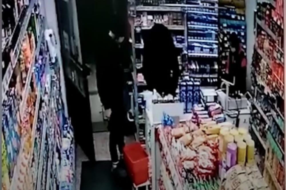NOVOSAĐANI NAORUŽANI DO ZUBA UPALI U RADNJU: Kamere snimile UŽAS, radnica se tresla pored kase (VIDEO)