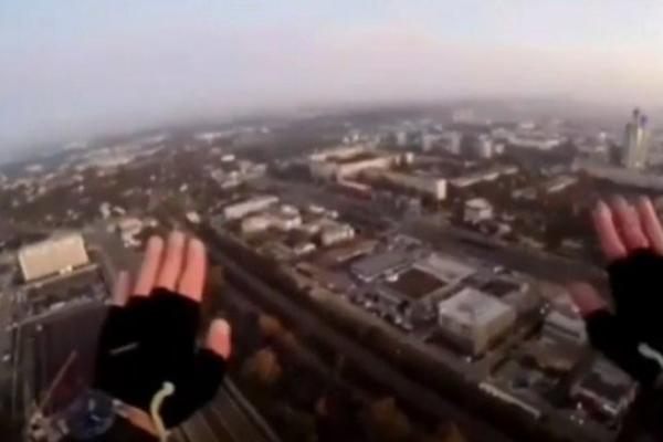 ŠOK! TIP SKOČIO SA ZGRADE NA NOVOM BEOGRADU: Sve je snimao! (VIDEO)