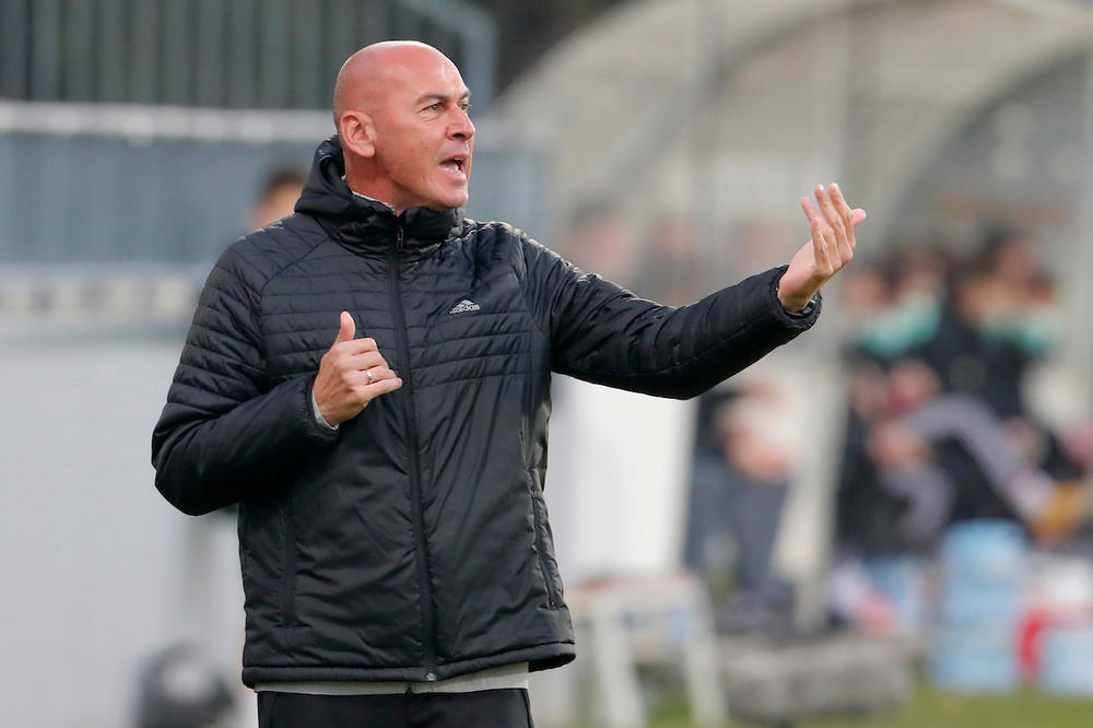 GOTOVO JE! Iskusni stručnjak napustio klupu superligaša!