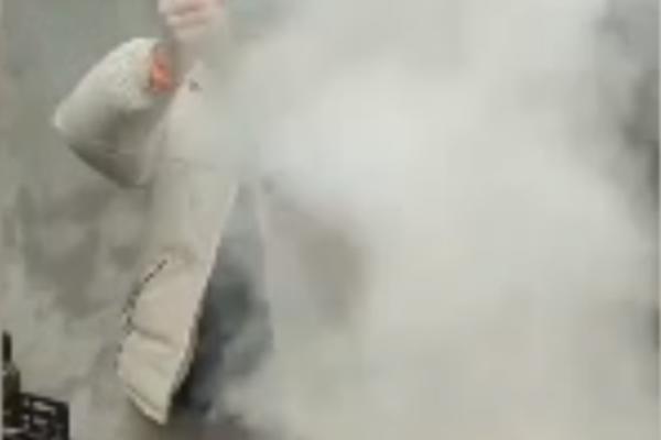 GLUMAC SE GUŠI U DIMU, OVO JE TRAGIČNO ZA GLEDANJE! Isplivala UZNEMIRUJUĆA FOTKA, šta se ovo dešava?! (FOTO)