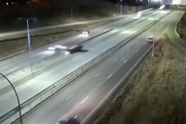 AVION SLETEO NA AUTO-PUT! Možete li da poverujete u ovo?