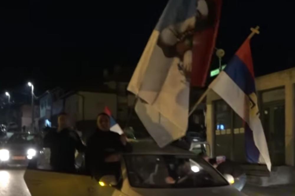SLAVLJENIČKA ATMOSFERA U NIKŠIĆU: Puštaju se kosovske pesme i vijore se zastave SRBIJE!