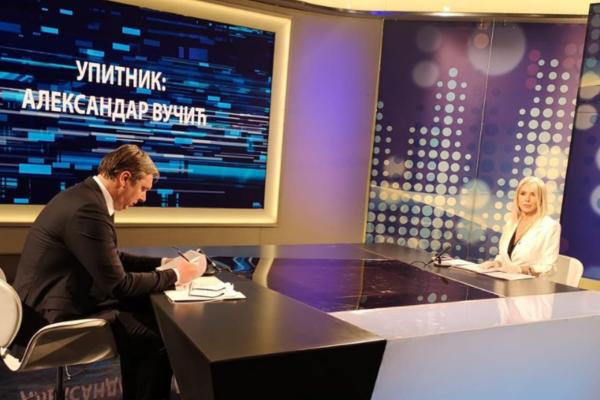 JEDAN VAŽAN DETALJ JE SVIMA PROMAKAO NA FOTOGRAFIJI VUČIĆA I OLIVERE JOVIĆEVIĆ: Čovek mora da se ZAGLEDA! (FOTO)