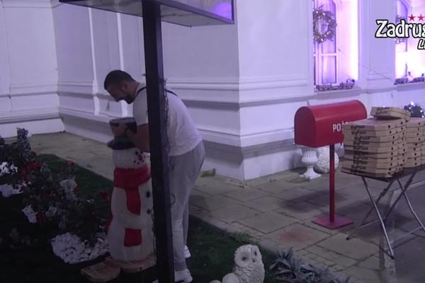 BRUKA I SRAMOTA! Tomović stalno deli moralne lekcije, a KRADE HRANU od drugih! (FOTO)