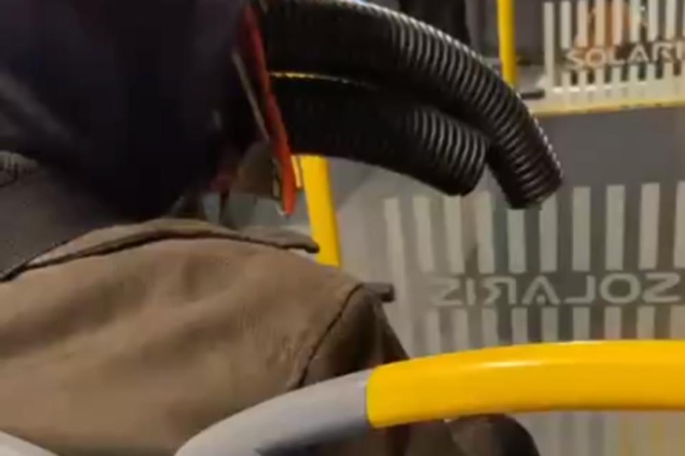 SRBI, NENAD*EBIV NAROD! Ceo Beograd gleda u ovog čoveka u prevozu i njegovu MASKU! NEREALNO (FOTO)