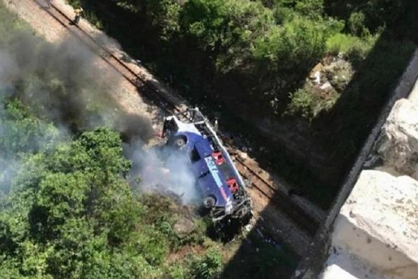 AUTOBUS SLETEO SA NADVOŽNJAKA, NAJMANJE JE 10 POGINULIH: Snimljene su jezive scene nesreće (FOTO)