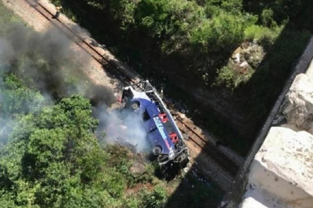 AUTOBUS SLETEO SA NADVOŽNJAKA, NAJMANJE JE 10 POGINULIH: Snimljene su jezive scene nesreće (FOTO)