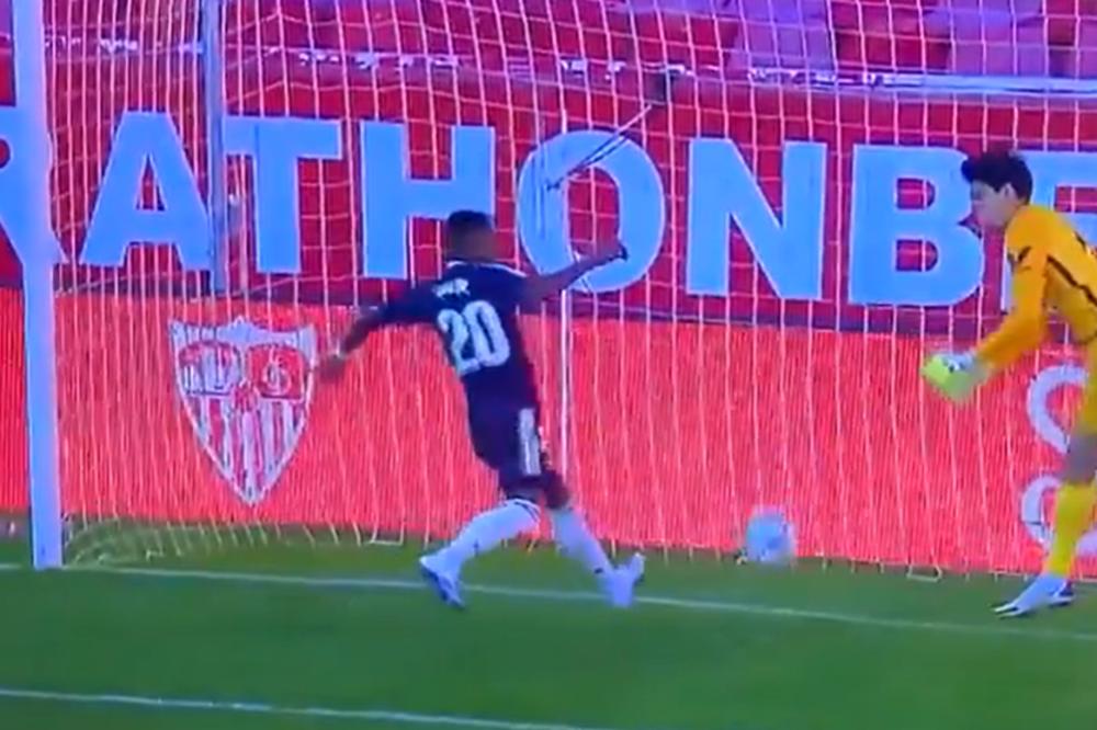 KOMEDIJA NA MEČU PRIMERE: Da li je REALno da je ovo promašio?! Napadač i golman se takmičili u kiksevima! (VIDEO)