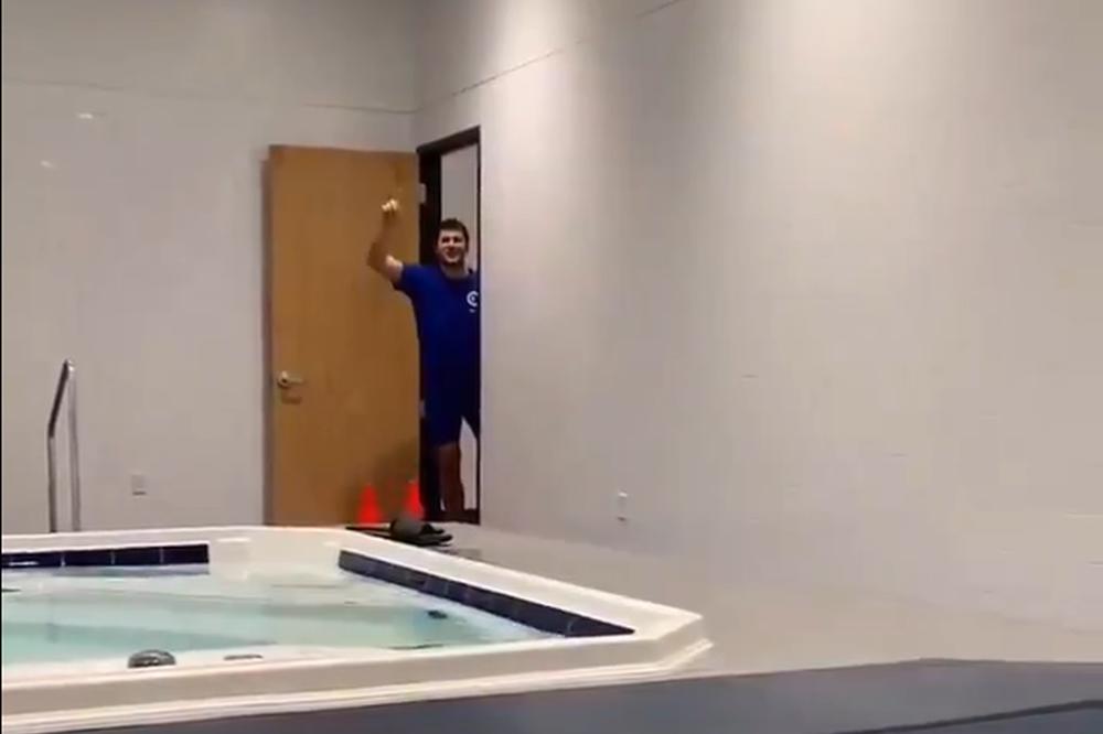 SAMO VESELO! RASPOLOŽENI BALKANCI PODIŽU ATMOSFERU U DALASU: Dončić pevao stari hit, Marjanović ga snimao! (VIDEO)