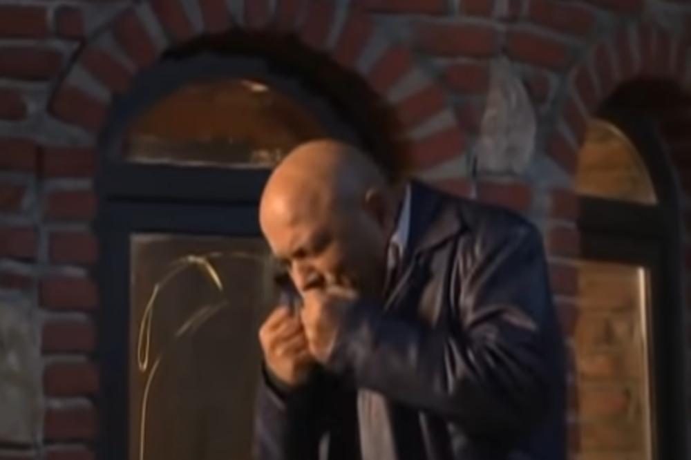 SUZE, BOL I JAUCI! Tužan prizor ispred Džejevog stana na Dorćolu: Ne puštaju da se uđe!