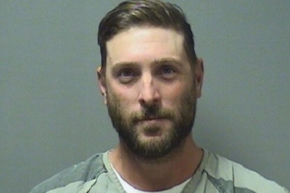 UZEO JE SEKIRU I ZAKLAO SINA I ĆERKU! Majka je sve vreme bila u kući, a policija se sledila kada je rekao ZAŠTO