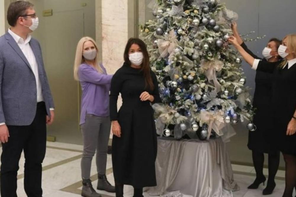 VAŽNO JE U OVIM TEŠKIM VREMENIMA, SAČUVATI OPTIMIZAM I DUH PRAZNIKA: Vučić objavio fotografiju iz Predsedništva!