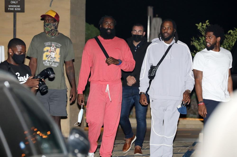 DOK GA U HJUSTONU ČEKAJU NA TRENINGU, ON BACA PARE U STRIPTIZ KLUBU: Harden vodi sopstveni rat s upravom Roketsa!