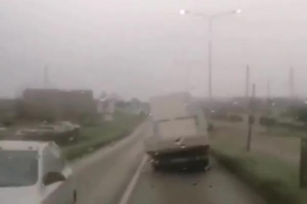 JEZIV SNIMAK NA RUMENAČKOM PUTU! EVO kako duva KOŠAVA! ČUVAJTE SE! (VIDEO)