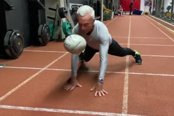 DEKA ZMAJ ĆE VAS POSTIDETI: Ima 67 godina, pliva u ledenoj vodi, a tek kakve vežbe izvodi... (FOTO, VIDEO)