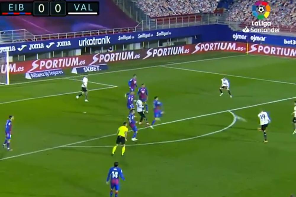 KAKAV VOLEJ RAČIĆA! Gol kola u Primeri sprečio još jedan bivši igrač Zvezde! LA LIGA SE DIVI POTEZIMA SRBA! (VIDEO)