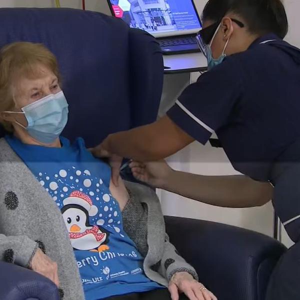 OVO JE PRVA OSOBA U EVROPI KOJA JE DOBILA FAJZEROVU VAKCINU PROTIV KORONE: Snimak ISTORIJSKOG TRENUTKA! (VIDEO)
