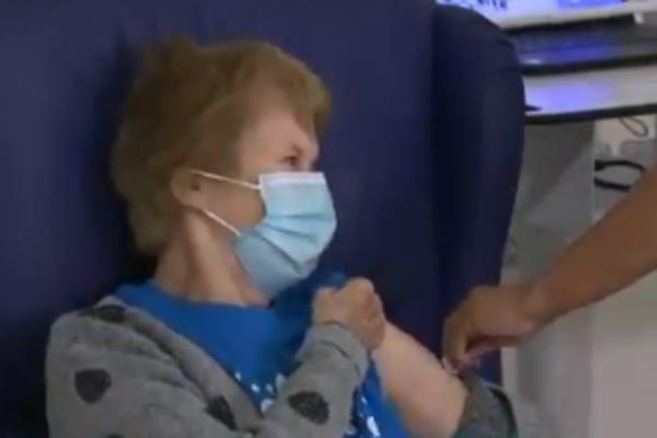 OVO JE ŽENA KOJA JE PRVA PRIMILA PFIZEROVU VAKCINU! Evo šta je izjavila nakon vakcinisanja, SVI SE KRSTE (VIDEO)