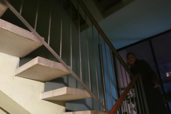 U OVOM POTKROVLJU JE DEVOJKA IZ ČAČKA NAŠLA SVOG PRIJATELJA MRTVOG! Odmah je morala da zove POLICIJU! (FOTO)