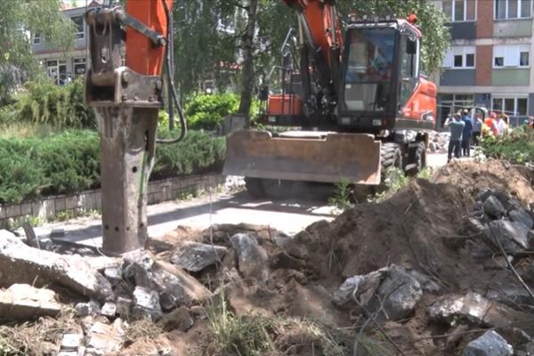 ZAVRŠNA FAZA! Lazarevac dobija moderan trg, a đake u OŠ „Vojislav Voka Savić“ čeka pravo iznenađenje