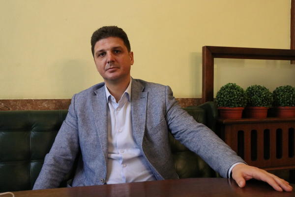 BAVIO SAM SE SPORTOM, A SADA SE JEDVA PENJEM UZ STEPENICE: Poslanik Jugović o borbi SA OPAKIM VIRUSOM I VAKCINI!