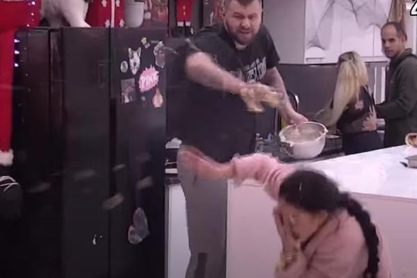 ZALEPIO JOJ TESTO U FACU, UMALO PALA KRV! Janjuš izgubio kontrolu, ZVIZNUO Maju, od udarca zakoračila unazad(VIDEO)