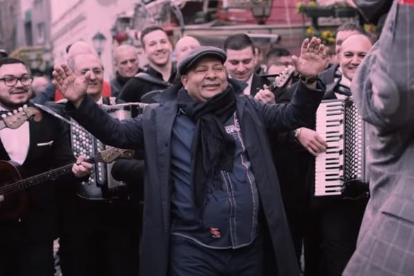 DŽEJ JE ČESTO IŠAO U CRKVU I ŽELEO JE DA PREĐE U PRAVOSLJAVLJE: Razlog za to je najplemenitiji mogući! KAKAV LAF!