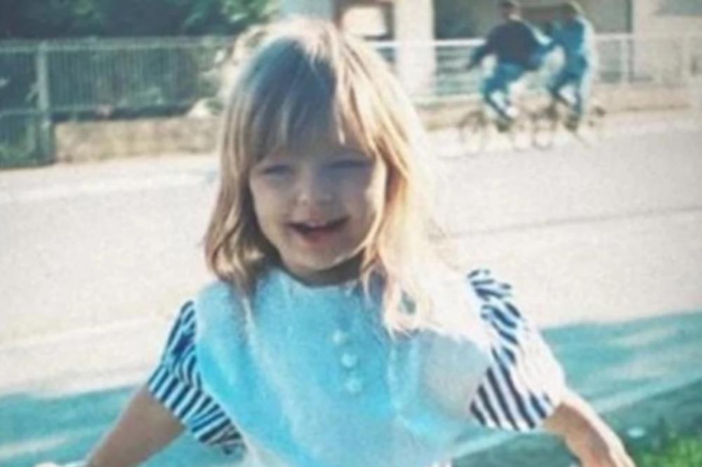 OVU MALU SLATKU DEVOJČICU DANAS MNOGI SLUŠAJU I ZNAJU NJENE PESME NAPAMET! A evo ko je poznata pevačica sa slike!